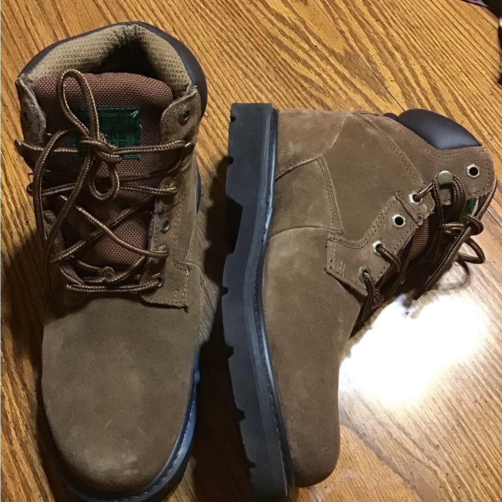 Men’s wrangler work wear size 10 boots for the working man